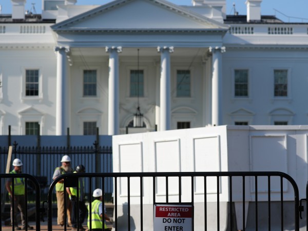 Президентът на САЩ Доналд Тръмп започна изграждането на четириметрова стена