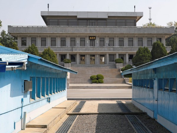 Южнокорейската армия задържа войник от Северна Корея, който е пресякъл