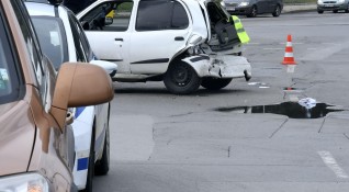 Три автомобила са катастрофирали на надлез Надежда съобщава Фокус Още