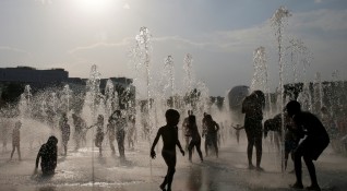 Изследване свързва горещата вълна накарала Западна Европа да се задъха