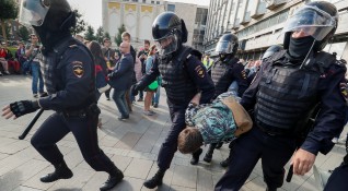 Полицейските служители и гвардията задържаха в центъра на Москва около