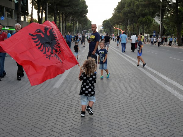 Албанците, които живеят извън територията на албанската държава, в съседните