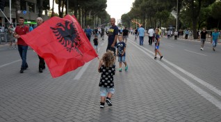 Албанците които живеят извън територията на албанската държава в съседните