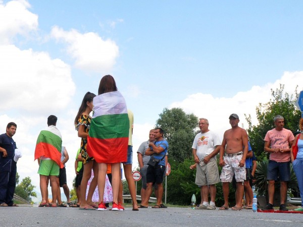 Пети ден продължава блокадата на пътя Сливен-Ямбол при село Крушаре