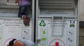 Крадци атакуват контейнерите за стари дрехи на Българския червен кръст