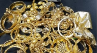 Митническите служители задържаха над 2 кг златни накити при проверка