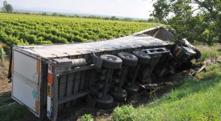 Пиян украински шофьор се обърна с тежкотоварен камион на пътя