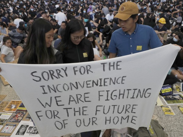 Хонконг, макар и разтърсен от невиждани протести, уверява туристите си,