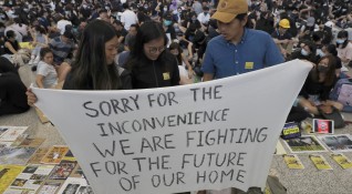 Хонконг макар и разтърсен от невиждани протести уверява туристите си