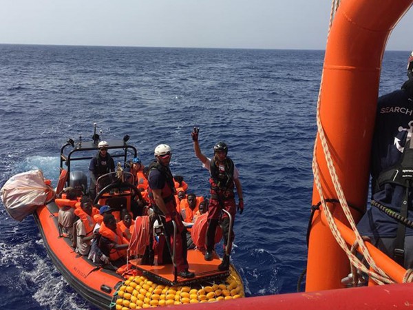 Спасителен кораб на хуманитарната организация "Лекари без граници" спаси 80