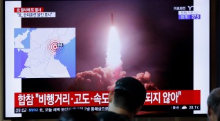 Северна Корея е изстреляла тази нощ два снаряда в посока
