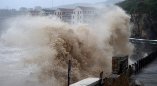 Най малко 13 души са загинали днес след като тайфунът Лекима