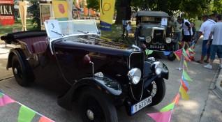 Първият ретро парад в Добрич показва близо 100 превозни средства