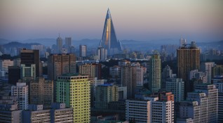 В центъра на Пхенян се издига огромна лъскава сграда с