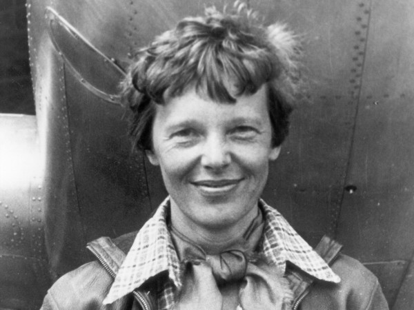 През 1937 година Амелия Еърхарт изчезва по време на своя