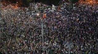 Десетки хиляди румънци излязоха по улиците на Букурещ точно година