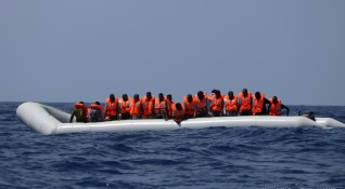 Корабът Оушън вайкинг прибра днес още 81 мигранти и вече