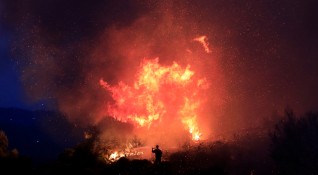 Голям пожар избухна край Атина и властите казаха че са