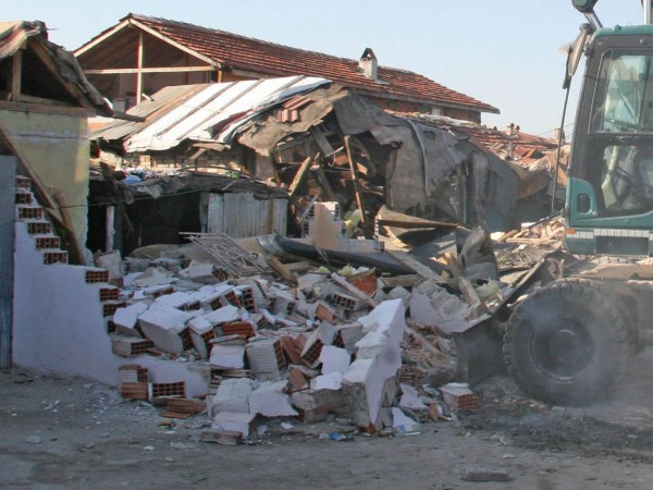 Започна събаряне на незаконни ромски къщи в район "Илинден", съобщи