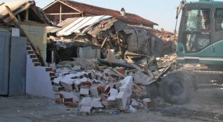 Започна събаряне на незаконни ромски къщи в район Илинден съобщи