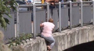Два часа жена вися на моста над кръстовището между булевардите