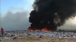 Пожарни екипи дежуриха през нощта в депото за отпадъци край