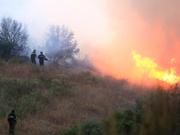 Манастир е бил евакуиран заради пожар на гръцкия остров Евбея,