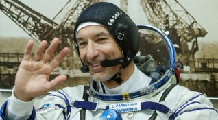 Италианският астронавт Лука Пармитано който е на мисия на борда