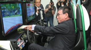 Японският външен министър Таро Коно посети съвместното студио на SEGA