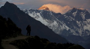 Желаещите да покорят Еверест ще трябва вече да са изкачвали