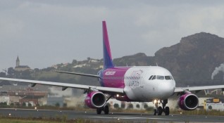 Самолет на Wizz Air беше принуден да обърне във въздуха