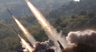 Северна Корея е изстреляла днес неидентифицирани снаряди на два пъти