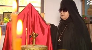 Монахиня издържа манастир с пенсия от 140 лева Притеснена е