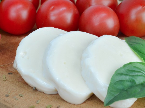 Британски диетолози посочиха моцарелата като най-полезният продукт за хората, страдащи