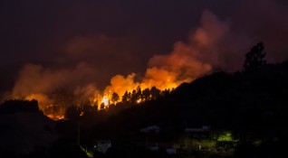 Около 40 населени места са евакуирани заради бързо разрастващите се