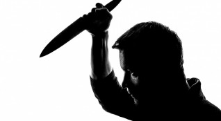 Мъж е намушкан с нож при скандал в жилище в