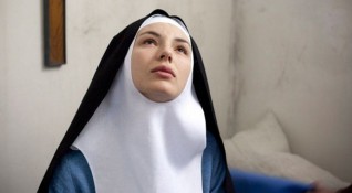 Скритата поквара в църквата проследява режисьорът Гийом Никлу в Монахинята Филмът