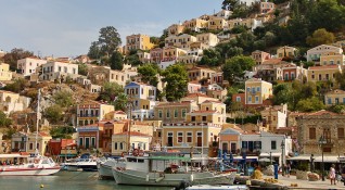 Туристите напускат гръцкия остров Порос който остана без ток след