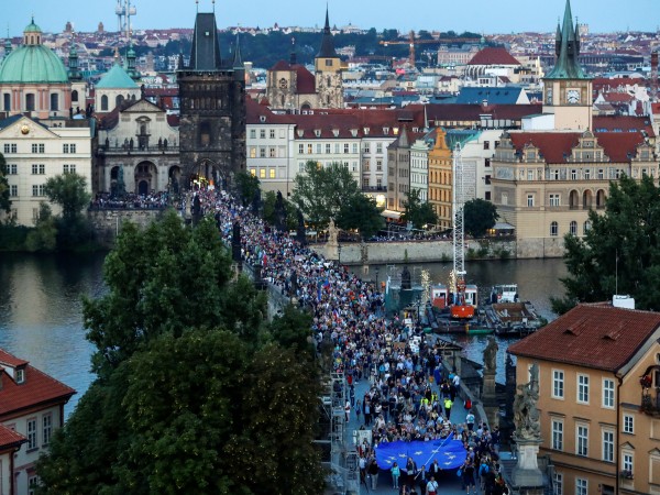 Близо 5000 души участваха в Прага в протестна демонстрация срещу
