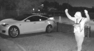 Охранителна камера в Лондон засне как двама крадци отмъкват Tesla
