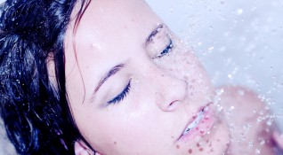 Днес мицеларната вода е неотменна част от козметиката на всяка