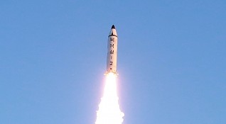 КНДР изстреля днес две ракети в морето край източния си