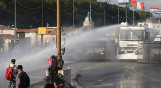 Френската полиция използва водно оръдие срещу 400 антиглобалисти и антикапиталисти