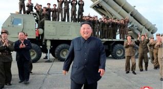 Севернокорейският лидер Ким Чен Ун наблюдава изпитанията на разработена неотдавна