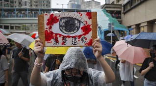 Полицията в Хонконг използва водно оръдие и сълзотворен газ срещу