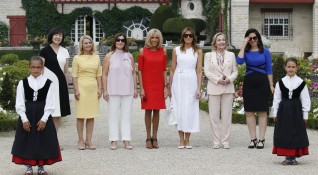 Мелания Тръмп Брижит Макрон и останалите съпруги на лидерите участващи