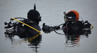 Телата на двама чужденци са открити в подводна пещера край