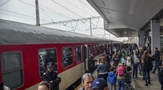 Локомотив на пътнически влак Бургас Сливен се е запалил съобщи bTV Няма