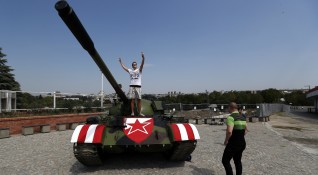 Съветски танк Т 55 бе паркиран пред стадиона на Цървена звезда