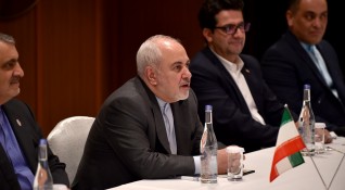 Ирански журналист отразяващ дипломатическата обиколка на иранския министър на външните